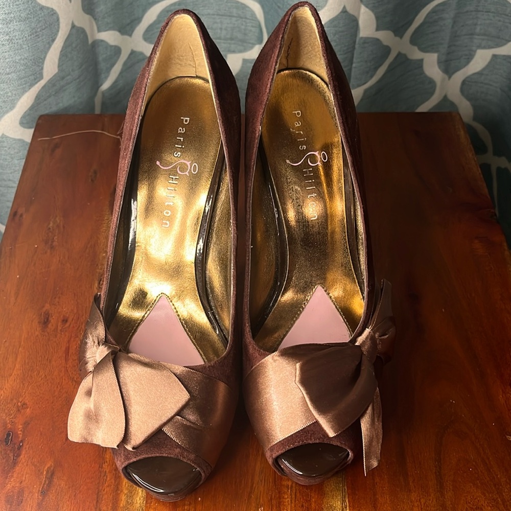 Pre-loved Paris Hilton brown suede heels with bow in size 7.5.